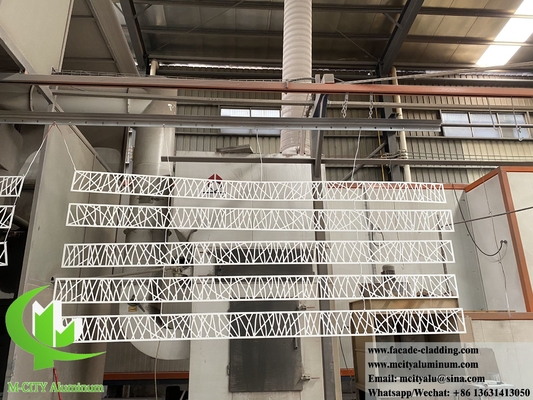 Χάλυβας με πλάκα από αλουμίνιο με σχήμα κοπής με λέιζερ, επικαλυμμένη με σκόνη λευκού χρώματος